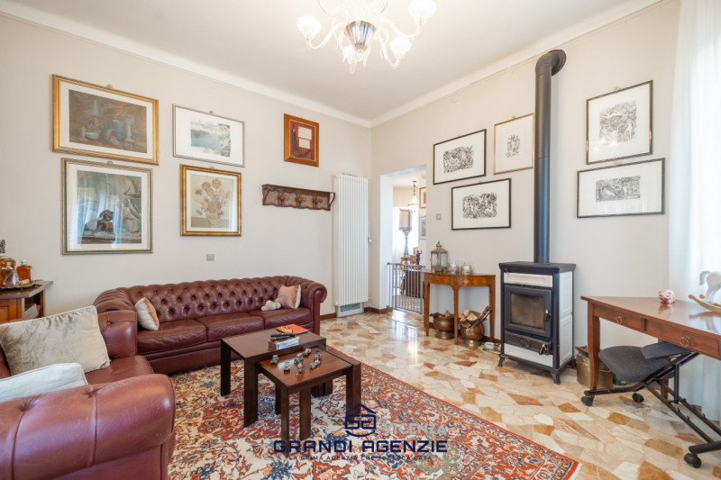 Nel cuore del centro storico proponiamo in vendita una residenza di rara eleganza situata in Cont...