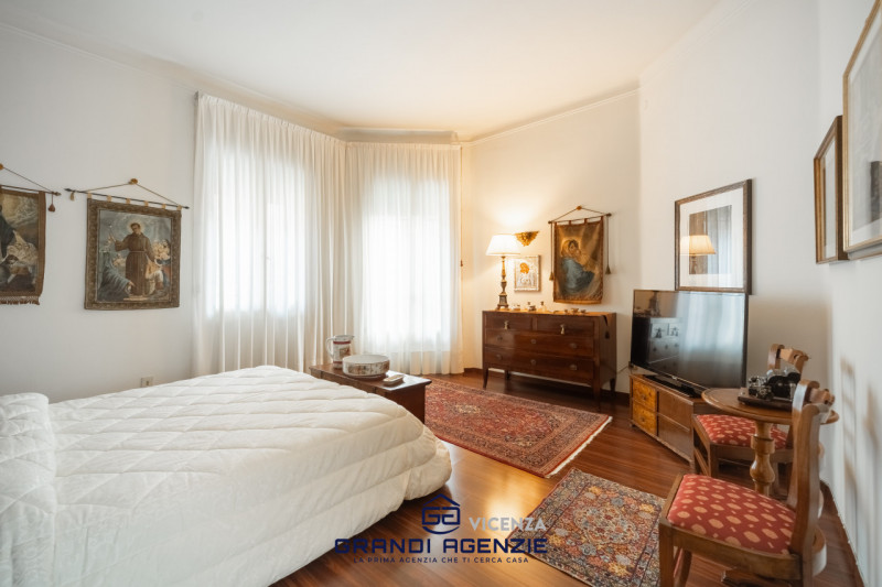 Nel cuore del centro storico proponiamo in vendita una residenza di rara eleganza situata in Cont...