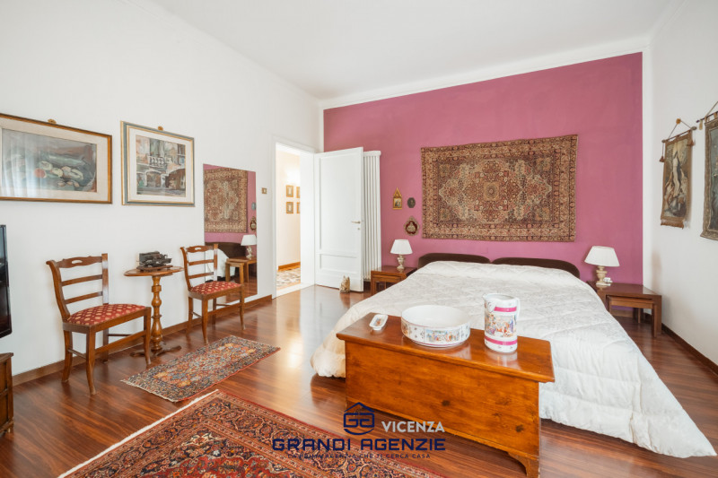 Nel cuore del centro storico proponiamo in vendita una residenza di rara eleganza situata in Cont...