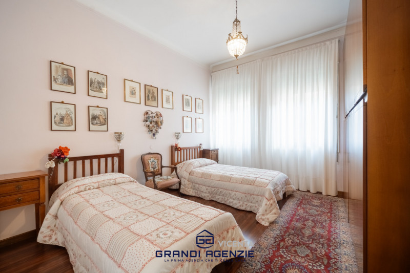 Nel cuore del centro storico proponiamo in vendita una residenza di rara eleganza situata in Cont...