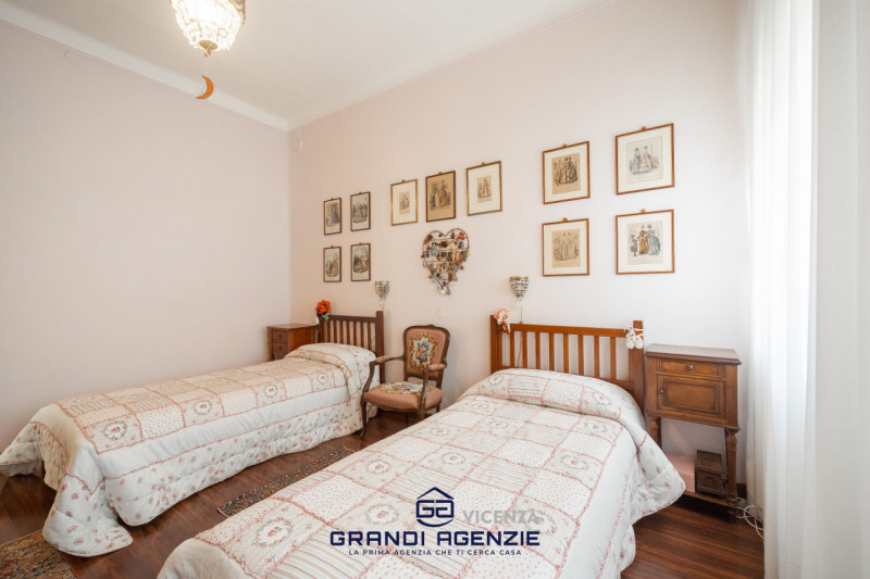 Nel cuore del centro storico proponiamo in vendita una residenza di rara eleganza situata in Cont...