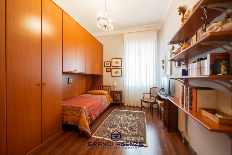 Nel cuore del centro storico proponiamo in vendita una residenza di rara eleganza situata in Cont...