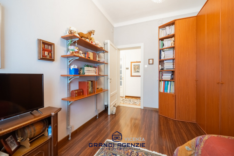 Nel cuore del centro storico proponiamo in vendita una residenza di rara eleganza situata in Cont...