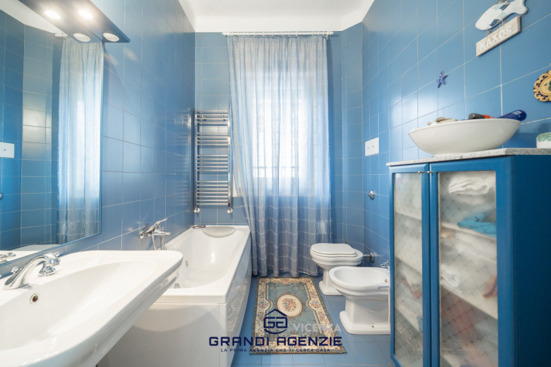 Nel cuore del centro storico proponiamo in vendita una residenza di rara eleganza situata in Cont...