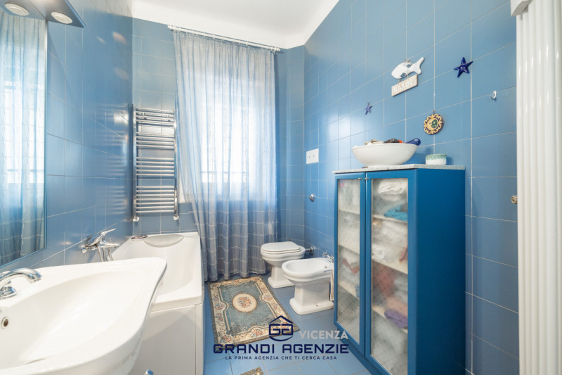 Nel cuore del centro storico proponiamo in vendita una residenza di rara eleganza situata in Cont...