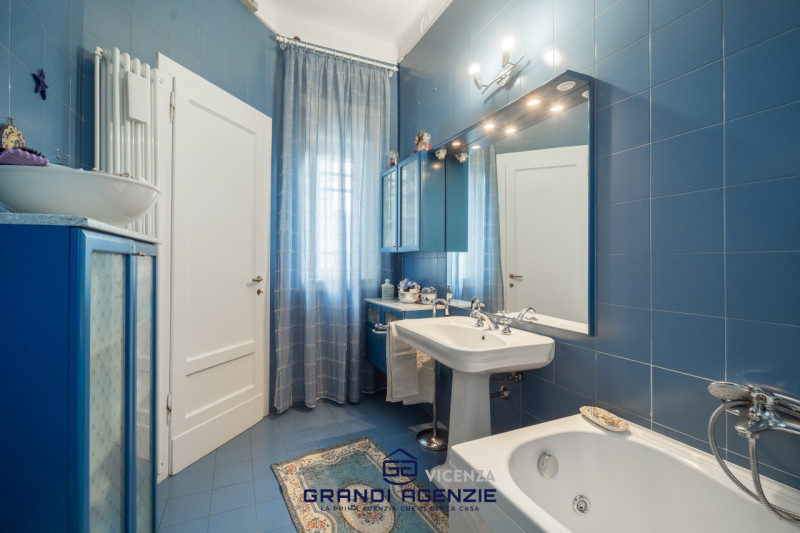 Nel cuore del centro storico proponiamo in vendita una residenza di rara eleganza situata in Cont...