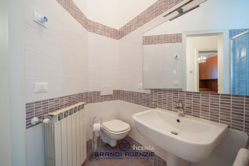 Nel cuore del centro storico proponiamo in vendita una residenza di rara eleganza situata in Cont...