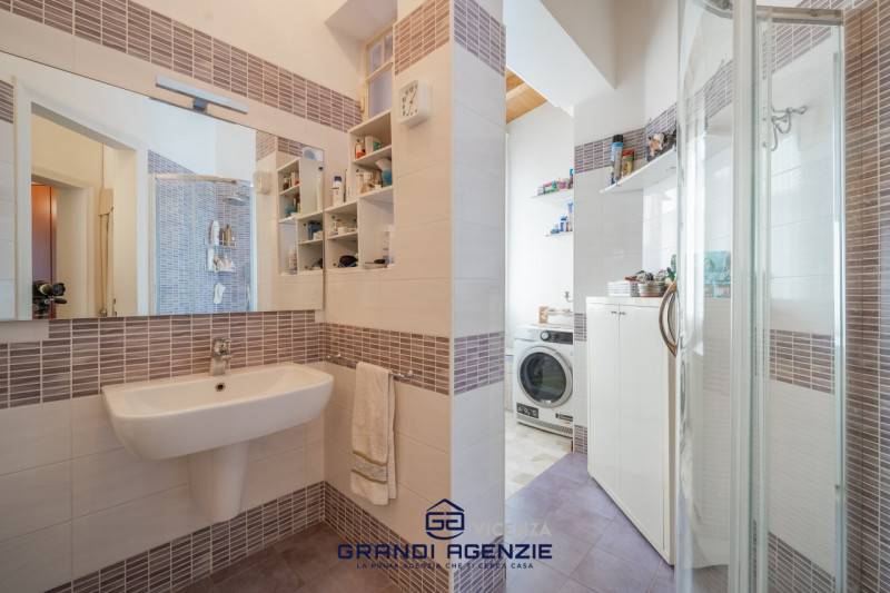 Nel cuore del centro storico proponiamo in vendita una residenza di rara eleganza situata in Cont...