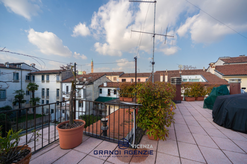 Nel cuore del centro storico proponiamo in vendita una residenza di rara eleganza situata in Cont...