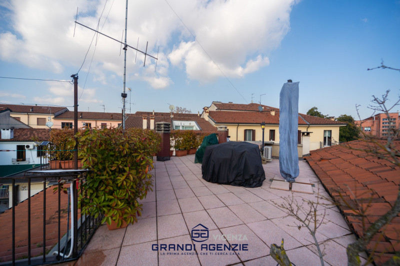 Nel cuore del centro storico proponiamo in vendita una residenza di rara eleganza situata in Cont...