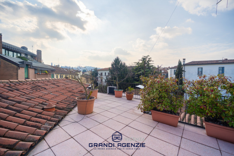 Nel cuore del centro storico proponiamo in vendita una residenza di rara eleganza situata in Cont...