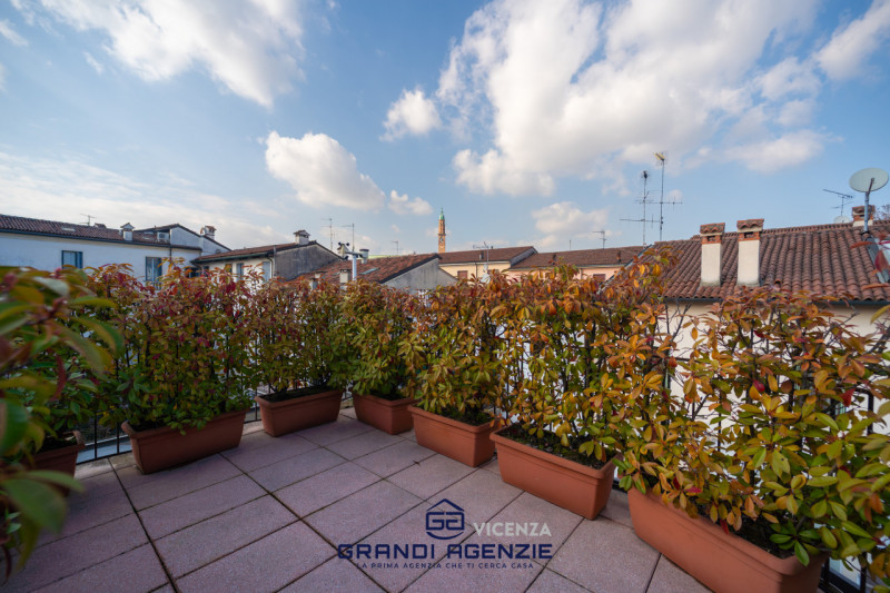 Nel cuore del centro storico proponiamo in vendita una residenza di rara eleganza situata in Cont...