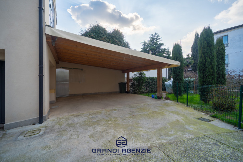 Nel cuore del centro storico proponiamo in vendita una residenza di rara eleganza situata in Cont...