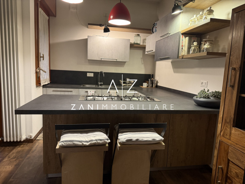 Proponiamo in affitto uno spazioso appartamento bilocale  120 mq, situato in centro a Castelfranc...