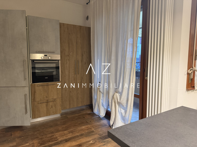 Proponiamo in affitto uno spazioso appartamento bilocale  120 mq, situato in centro a Castelfranc...