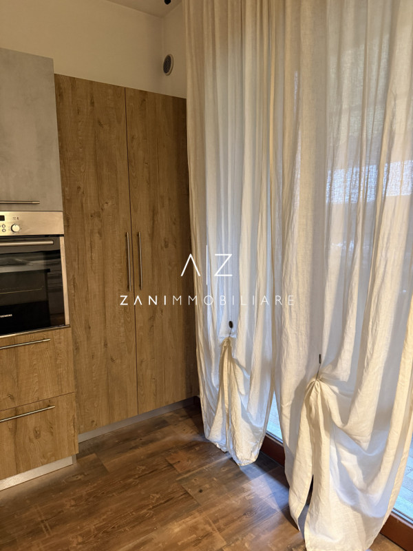 Proponiamo in affitto uno spazioso appartamento bilocale  120 mq, situato in centro a Castelfranc...