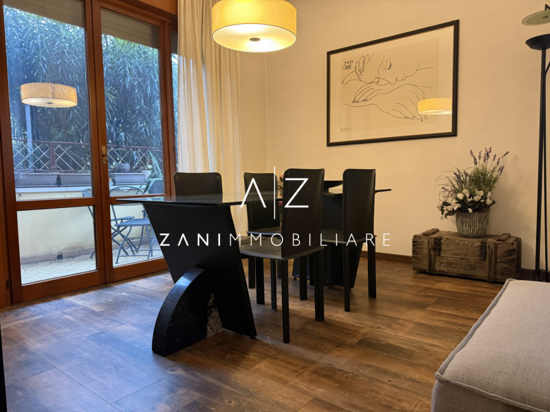 Proponiamo in affitto uno spazioso appartamento bilocale  120 mq, situato in centro a Castelfranc...