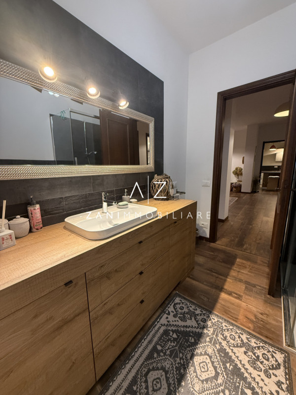 Proponiamo in affitto uno spazioso appartamento bilocale  120 mq, situato in centro a Castelfranc...