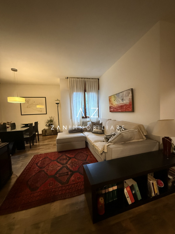 Proponiamo in affitto uno spazioso appartamento bilocale  120 mq, situato in centro a Castelfranc...