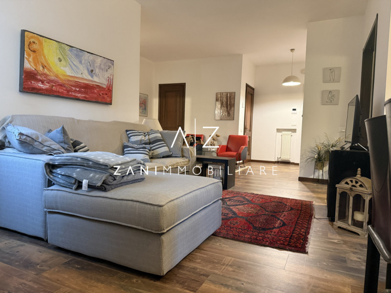 Proponiamo in affitto uno spazioso appartamento bilocale  120 mq, situato in centro a Castelfranc...