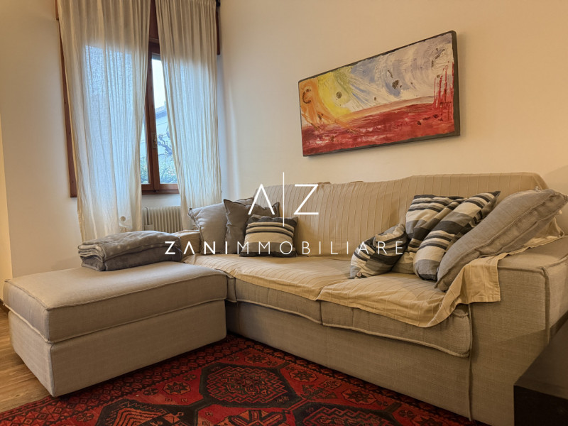 Proponiamo in affitto uno spazioso appartamento bilocale  120 mq, situato in centro a Castelfranc...