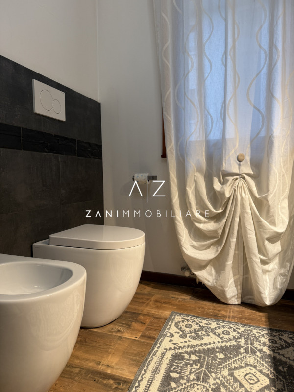 Proponiamo in affitto uno spazioso appartamento bilocale  120 mq, situato in centro a Castelfranc...