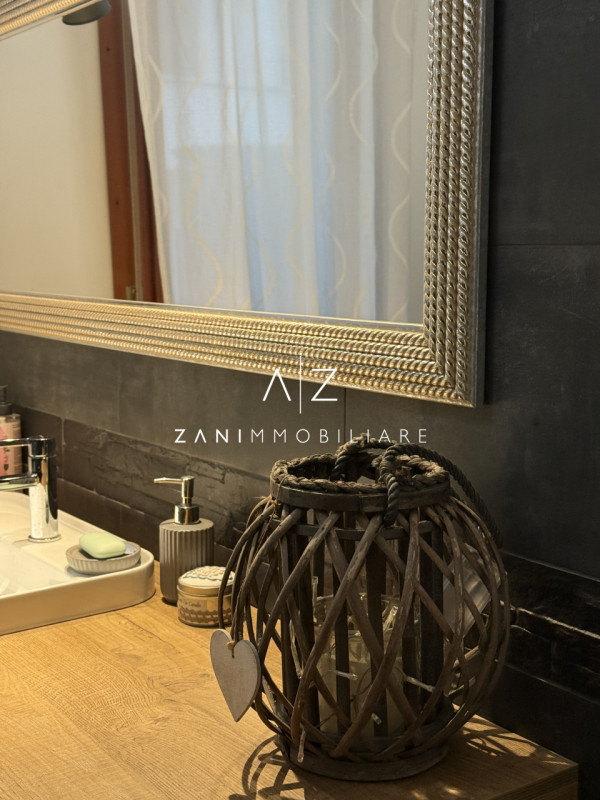 Proponiamo in affitto uno spazioso appartamento bilocale  120 mq, situato in centro a Castelfranc...