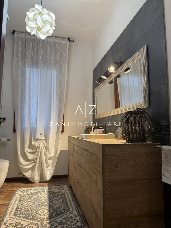 Proponiamo in affitto uno spazioso appartamento bilocale  120 mq, situato in centro a Castelfranc...