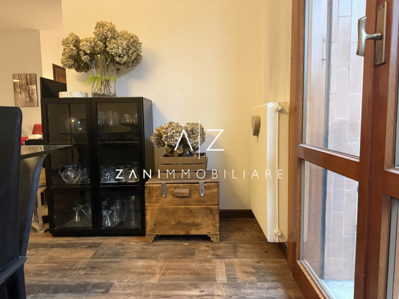 Proponiamo in affitto uno spazioso appartamento bilocale  120 mq, situato in centro a Castelfranc...