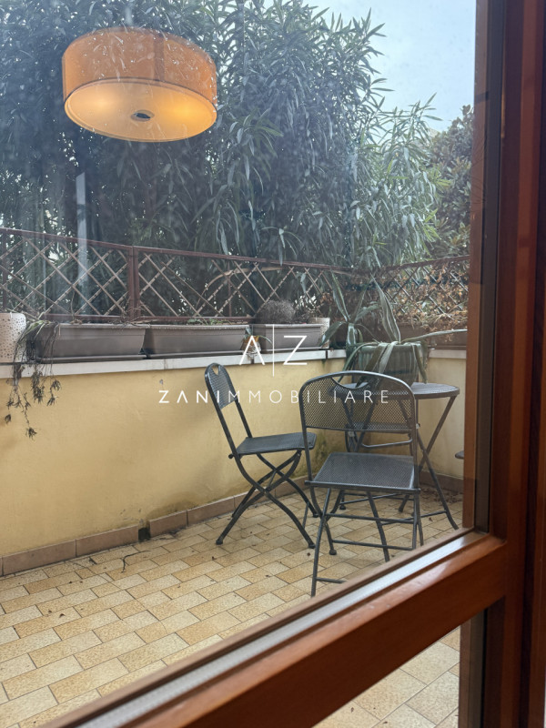 Proponiamo in affitto uno spazioso appartamento bilocale  120 mq, situato in centro a Castelfranc...