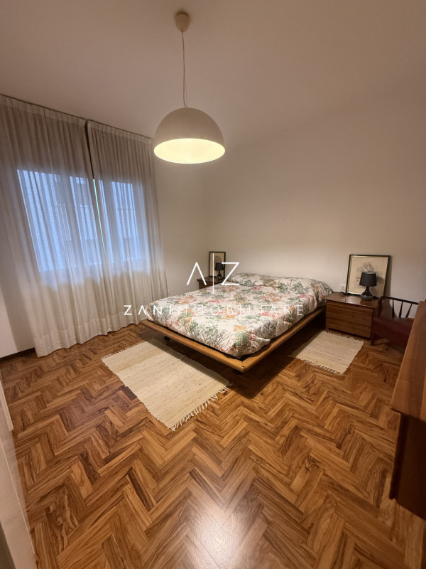 Proponiamo in affitto uno spazioso appartamento bilocale  120 mq, situato in centro a Castelfranc...