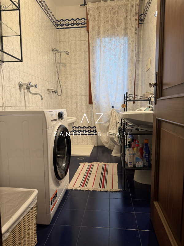 Proponiamo in affitto uno spazioso appartamento bilocale  120 mq, situato in centro a Castelfranc...