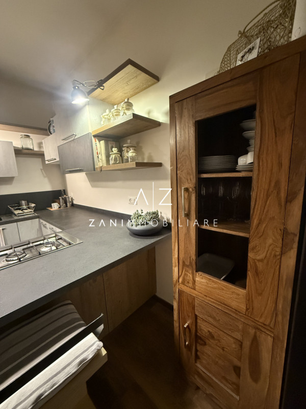 Proponiamo in affitto uno spazioso appartamento bilocale  120 mq, situato in centro a Castelfranc...