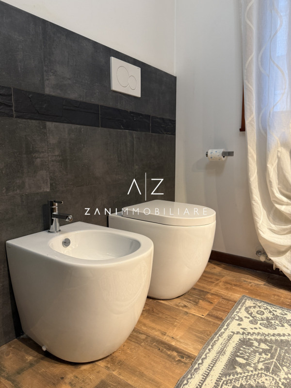 Proponiamo in affitto uno spazioso appartamento bilocale  120 mq, situato in centro a Castelfranc...