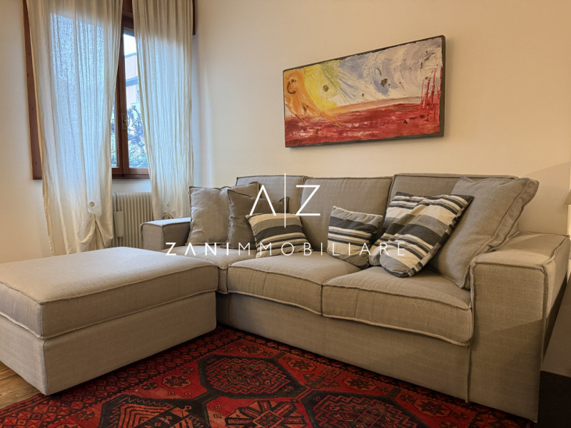 Proponiamo in affitto uno spazioso appartamento bilocale  120 mq, situato in centro a Castelfranc...