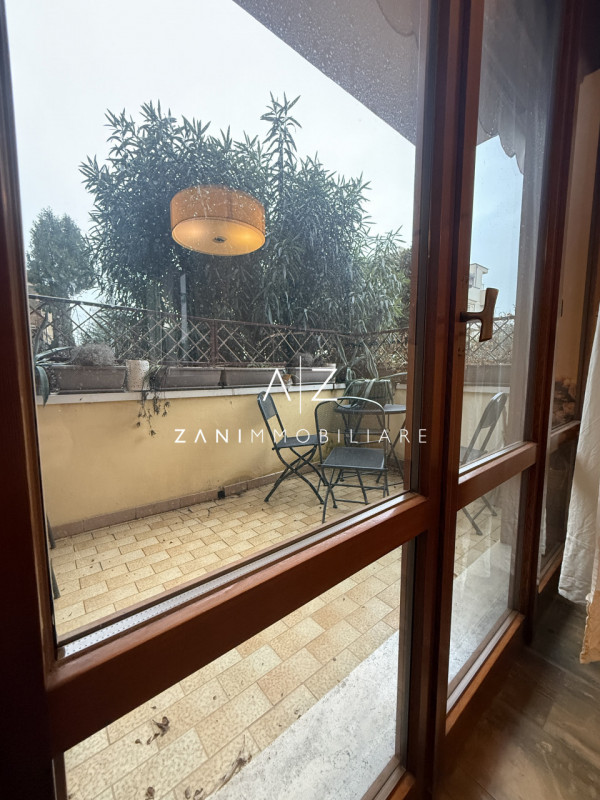 Proponiamo in affitto uno spazioso appartamento bilocale  120 mq, situato in centro a Castelfranc...