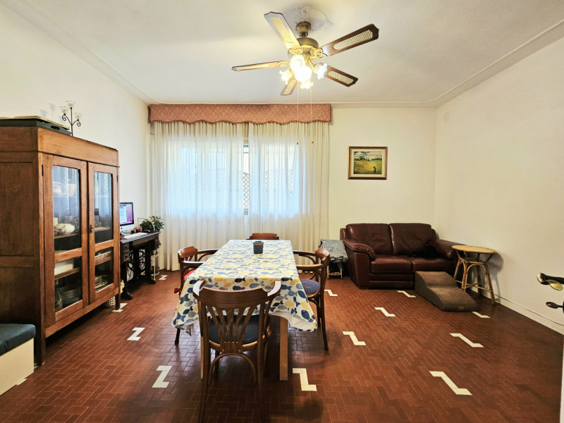 Proponiamo in vendita a Este, appartamento al secondo piano, sito in un contesto residenziale com...