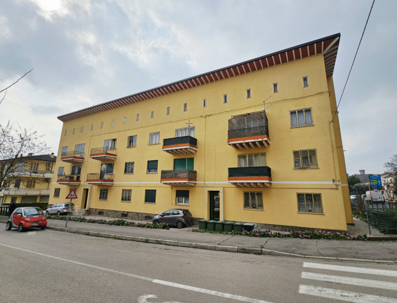 Proponiamo in vendita a Este, appartamento al secondo piano, sito in un contesto residenziale com...