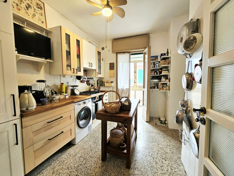 Proponiamo in vendita a Este, appartamento al secondo piano, sito in un contesto residenziale com...