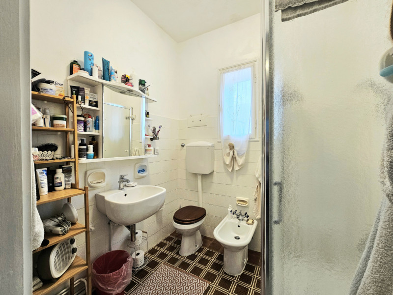 Proponiamo in vendita a Este, appartamento al secondo piano, sito in un contesto residenziale com...