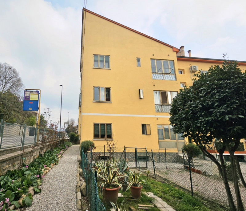 Proponiamo in vendita a Este, appartamento al secondo piano, sito in un contesto residenziale com...