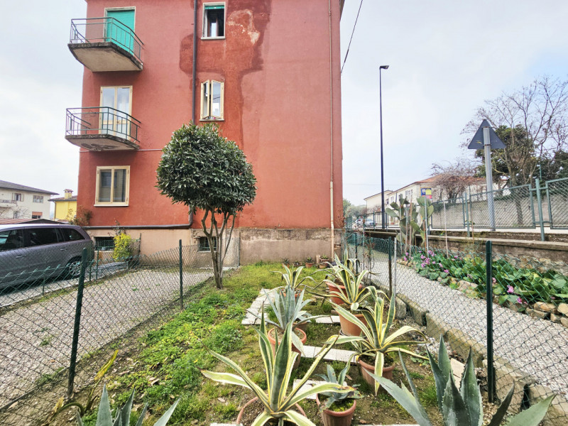 Proponiamo in vendita a Este, appartamento al secondo piano, sito in un contesto residenziale com...