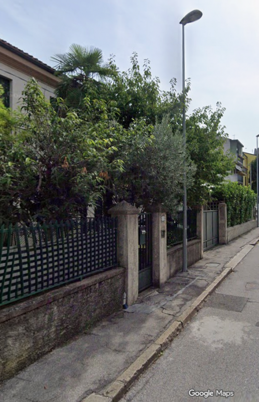 Scopri questa affascinante casa singola situata nel cuore della zona Ospedale Militare a Padova, ...