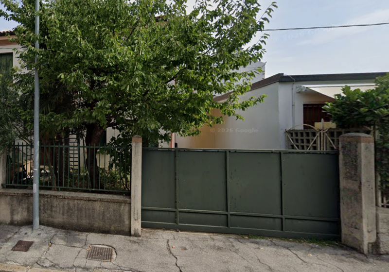 Scopri questa affascinante casa singola situata nel cuore della zona Ospedale Militare a Padova, ...