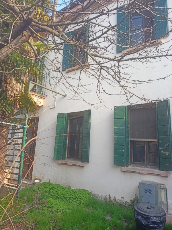 Scopri questa affascinante casa singola situata nel cuore della zona Ospedale Militare a Padova, ...