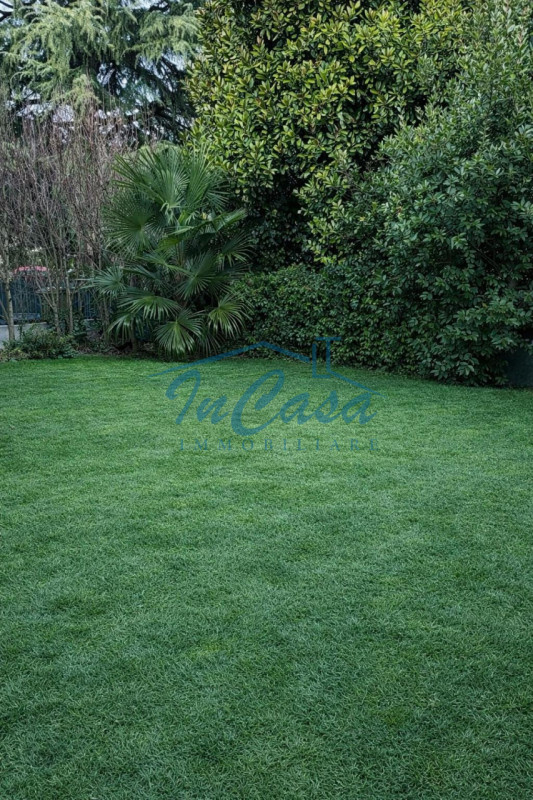 Scopri questo bellissimo appartamento trilocale situato al piano terra nel cuore di Casale sul Si...