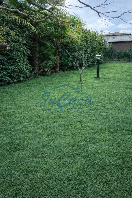 Scopri questo bellissimo appartamento trilocale situato al piano terra nel cuore di Casale sul Si...