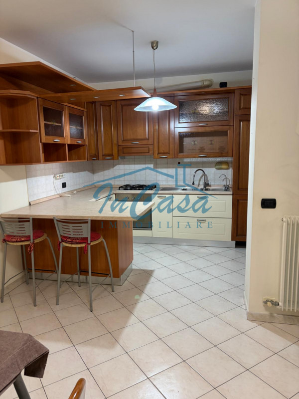 Scopri questo bellissimo appartamento trilocale situato al piano terra nel cuore di Casale sul Si...