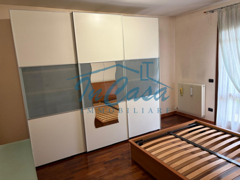 Scopri questo bellissimo appartamento trilocale situato al piano terra nel cuore di Casale sul Si...