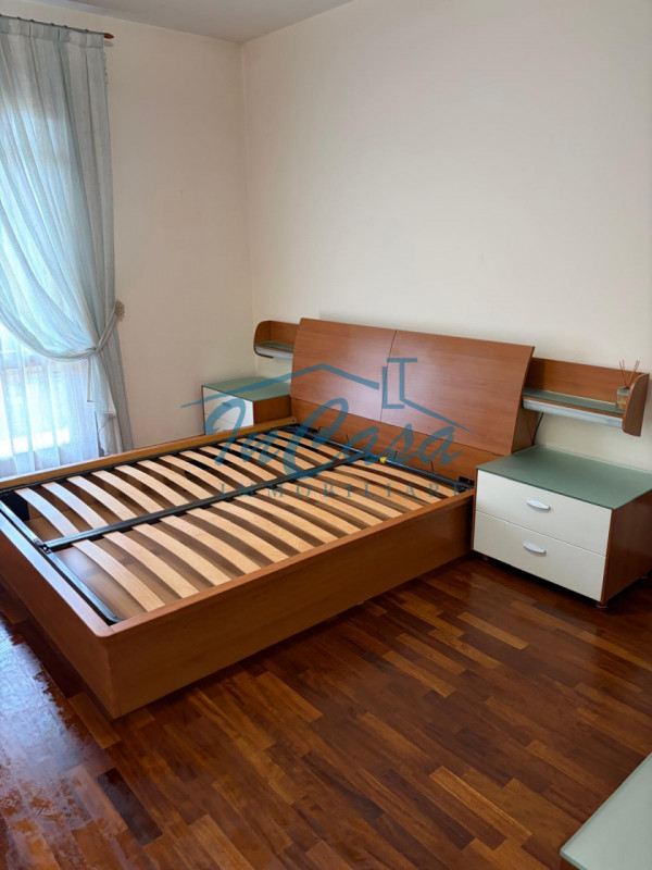 Scopri questo bellissimo appartamento trilocale situato al piano terra nel cuore di Casale sul Si...